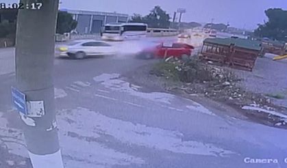 İzmir’de Feci Kaza: Sola Dönüşte 2 Kişi Hayatını Kaybetti