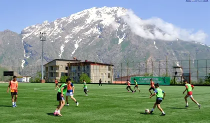 Amedspor’un ‘gelecekteki yıldızları’ Hakkari’de sahaya çıktı