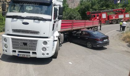 Hakkari'de Otomobil TIR'ın altına girdi, 4 yaralı