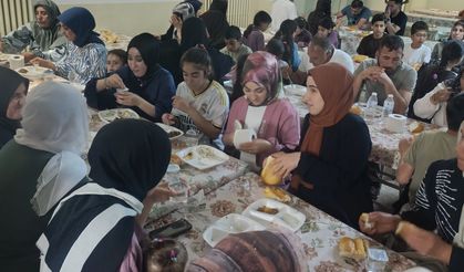 Van'da Mezuniyet Coşkusu: Kazanlar Kuruldu, Halaylar Geceye Damga Vurdu