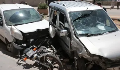 Zincirleme Kaza! Otomobil Kamyonete Çarptı, 4 Kişi Yaralandı