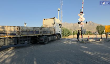 Van'da Alarm Veren Hemzemin Geçit: Bariyer Arızası Trafiği Kilitledi