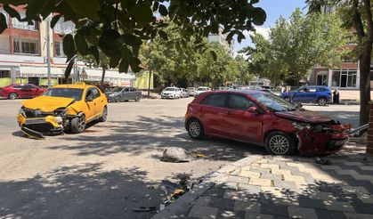 Ticari Taksi ile Otomobil Çarpıştı, 6 Yaralı
