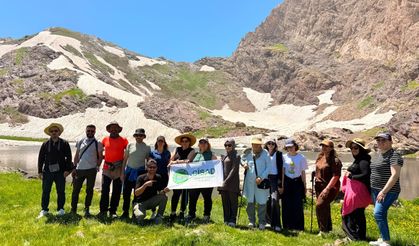 Hakkari’de 3 bin 400 rakımda nefes kesen yürüyüş!