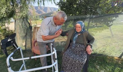 Yüksekova’da yürek ısıtan vefa: 20 yıldır annesinin eli ayağı oldu