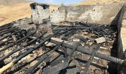 Yardımlarla yapılan ev küle döndü!