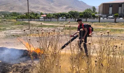 Van’da Korkutan Anız Yangını! Alevler Kısa Sürede Geniş Alana Yayıldı