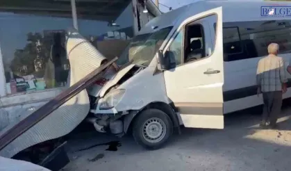 Kontrolden çıkan işçi servisi dükkâna girdi: 10 kişi yaralandı