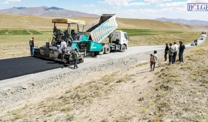 Başkale’de 5 kilometrelik yol için çalışma sürüyor