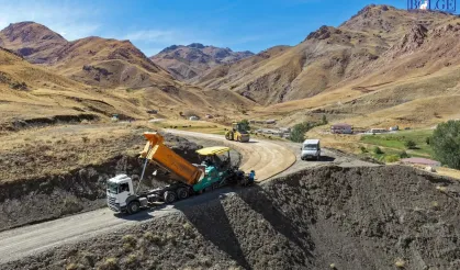 Van’da sınır yolunda sıcak asfalt çalışması