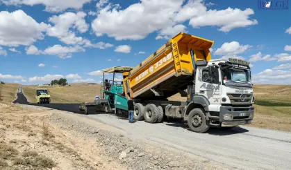 Van’da 5 kilometrelik yol asfaltlanıyor! 5 mezranın ulaşımı rahatlayacak