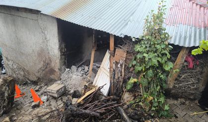 Van’da yağış sonrası korkutan olay! Kaya parçası evin üzerine düştü