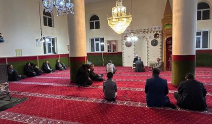 Van Özalp’te cami cemaati sabah namazında buluştu