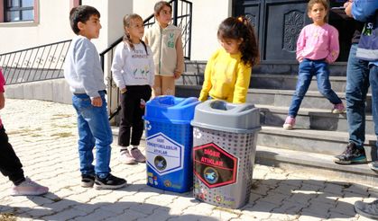 Van’da köy okullarına geri dönüşüm kutuları bırakıldı