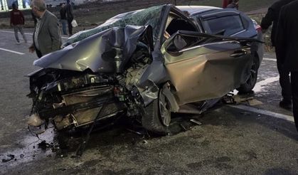 Karlıova’da otomobil direğe çarptı: 3 yaralı