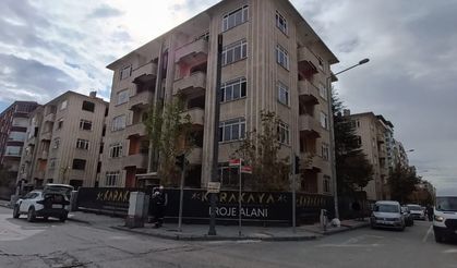 Van’da İskele Caddesi’nde 4 bloklu riskli yapıların yıkımı başladı