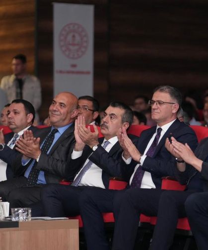Bakan Tekin, Halk Dansları Topluluğu'nun gösterisini izledi