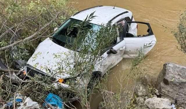 Kontrolden çıkan otomobil Çatak Çayı’na uçtu: 3 yaralı