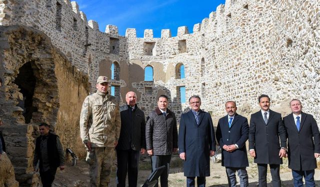 Tarihi Hoşap Kalesi’nin restorasyonu sürüyor