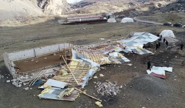 Çatak’ta fırtına çatıları uçurdu
