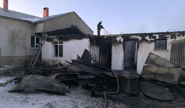 Çaldıran'da ev yangını