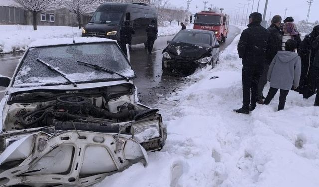 Gevaş'ta otomobiller çarpıştı: 2 yaralı