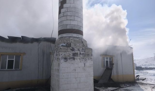 Çaldıran'da cami yangını