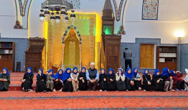 Kur’an kursu öğrencileri tarihi camide iftar açtı