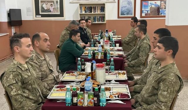Kaymakam Bulut, sınırda Mehmetçik ile iftar açtı