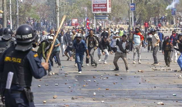 Nepal’de monarşi destekçileri polisle çatıştı: 2 ölü