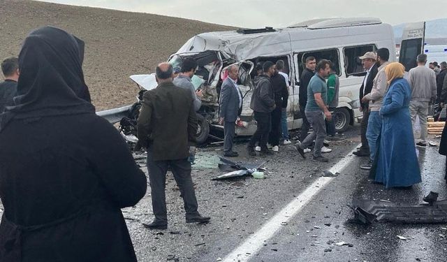 Van yolunda feci kaza: Ölü ve yaralılar var