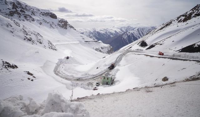 Van-Bahçesaray yolu ulaşıma açıldı
