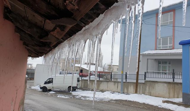 Başkale'de çatılarda buz sarkıtları oluştu