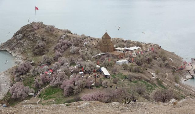 Akdamar Adası Badem Çiçeği Festivali'yle şenlendi