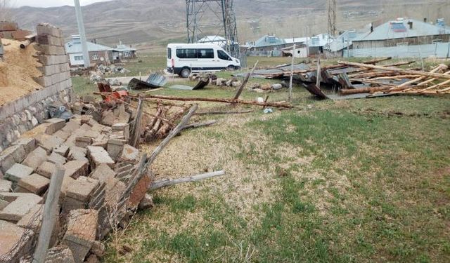 Özalp'ta fırtına hasara neden oldu