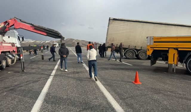 Başkale yolunda TIR şarampole yuvarlandı