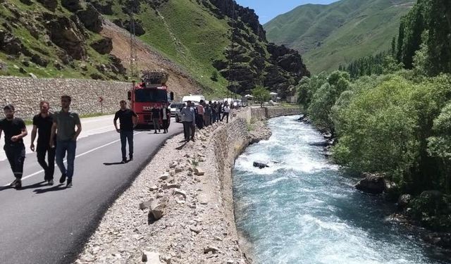 Bahçesaray'da kaza: Bir araç dereye uçtu