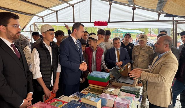 Çaldıran'da "Kitap Fuarı" açıldı