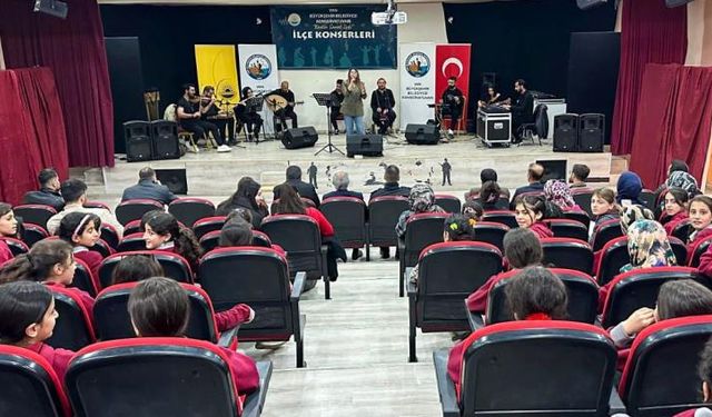 Büyükşehir'in konservatuvar sanatçıları Bahçesaray'da...