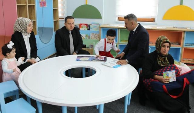 Muradiye'de çocuklara kütüphane kartı verildi