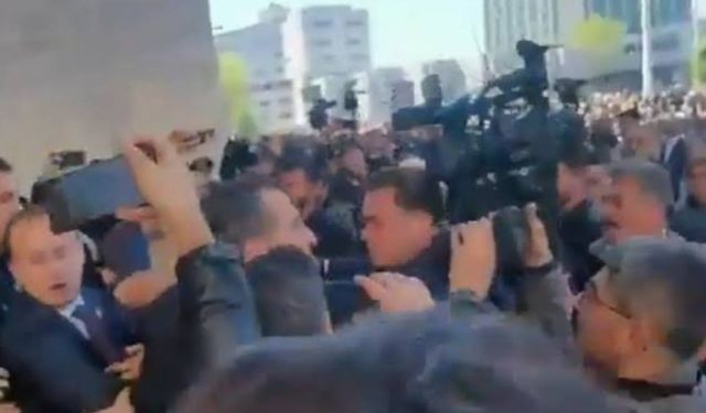 Özgür Özel'e fiziki saldırı...
