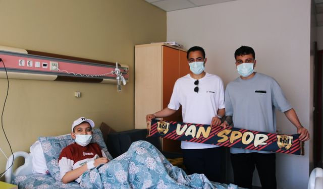 Vanspor'lu futbolculardan lösemili çocuklara ziyaret...Vanspor'lu futbolculardan lösemili çocuklara ziyaret..