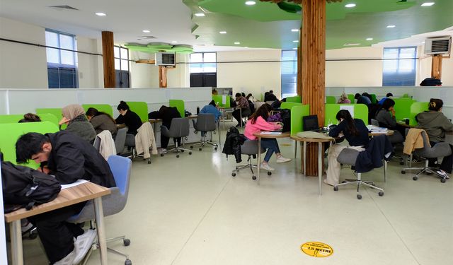 Üniversiteye hazırlanan öğrenciler için deneme sınavı...