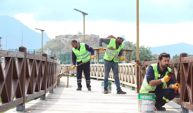 Büyükşehir'den sahil yolundaki ahşap yürüyüş yollarına bakım onarım çalışması