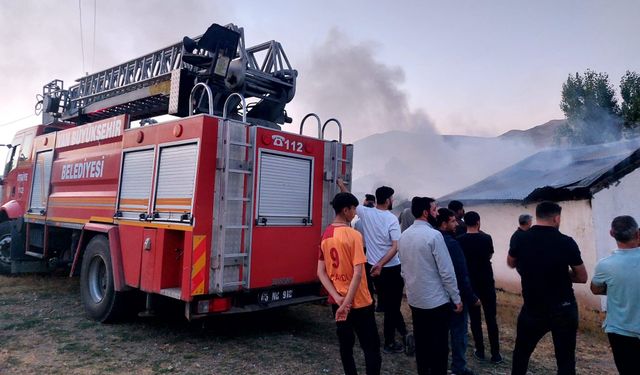 Van'ın Özalp İlçesinde Ev Yangını: Maddi Hasar Meydana Geldi