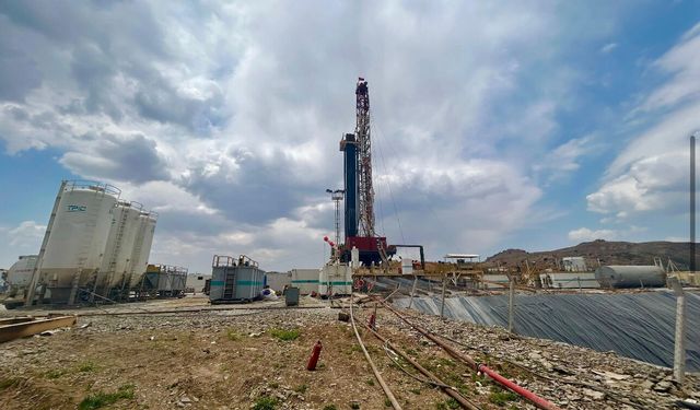 Van Çatak’ta 2 Bin 800 Metre Derinliğe Ulaşıldı: Kato Dağı’nda Petrol Umudu