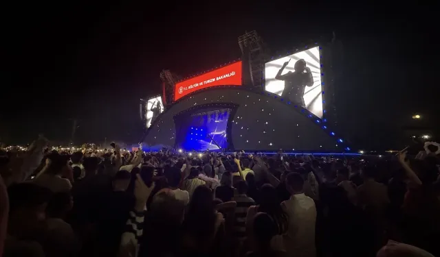 Ferhat Göçer Van’da Onbinlerle Buluştu: “Van, Sen Bir Harikasın!”