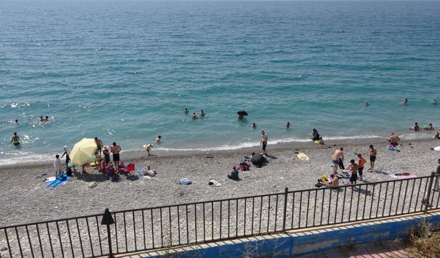 Van’da Mollakasım Halk Plajı Tatilcilerin Gözdesi Oldu
