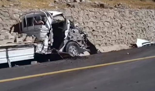 Van Bahçesaray’da Freni Boşalan Tır Kamyonete Çarptı