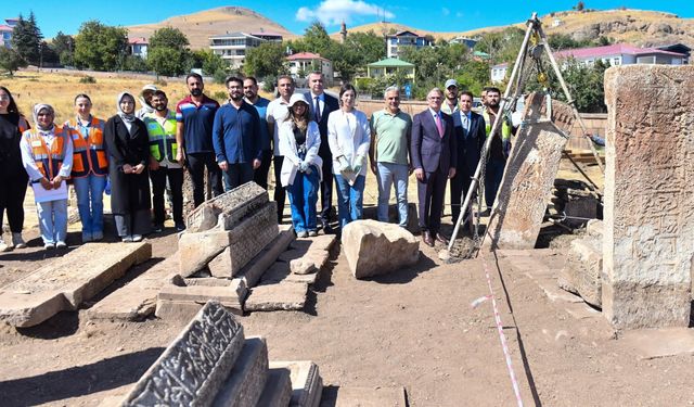 Gevaş Selçuklu Mezarlığında Restorasyon Çalışmaları Sürüyor